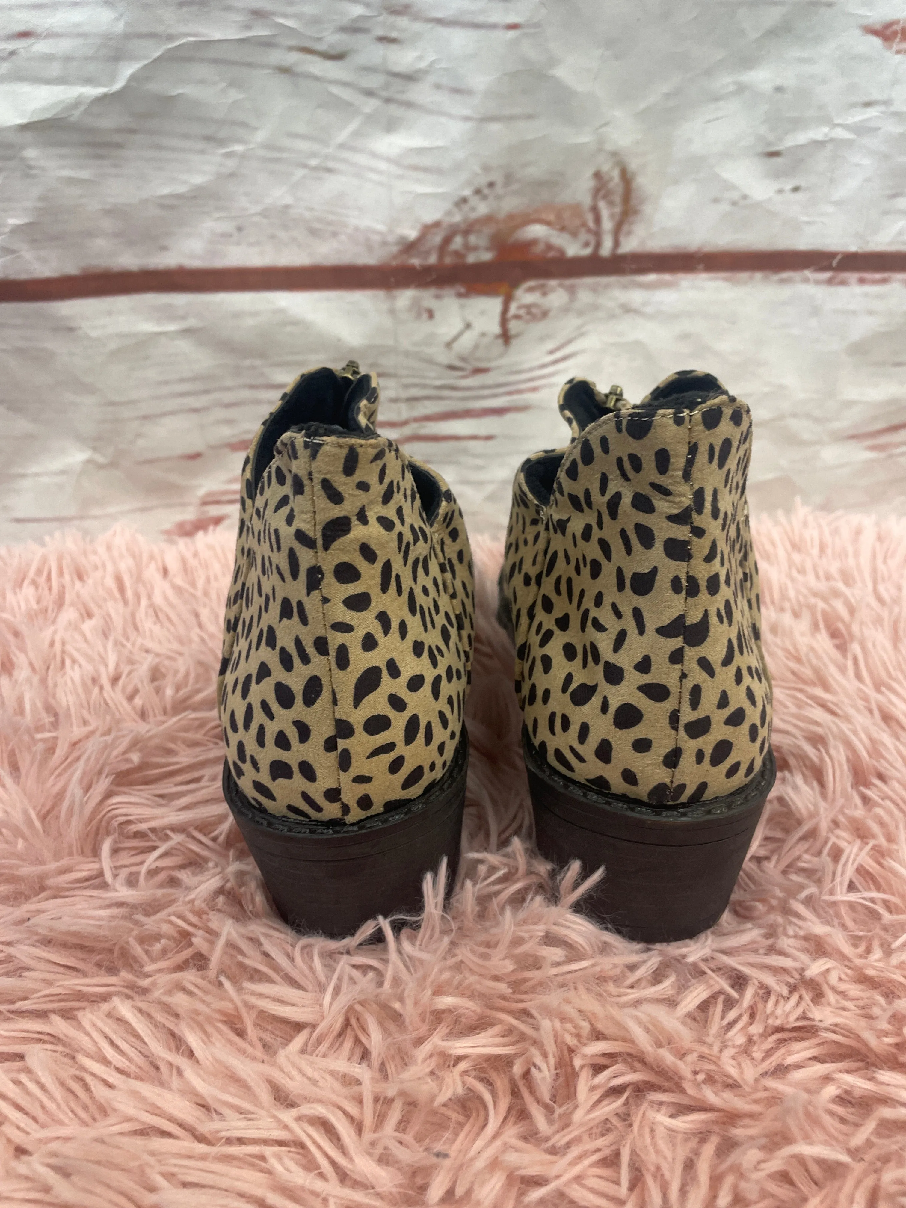 Boots Ankle Flats By Clothes Mentor  Size: 7.5